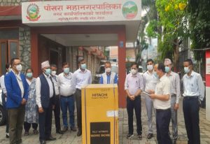 पोखरा महानगरपालिका कोभिड अस्पताललाई भारतीय पेन्सन क्याम्पद्धारा सफाई मेसिन सहयोग
