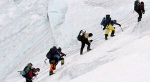 आरोहणका लागि एक हजारले लिए अनुमति आरोहणका लागि एक हजारले लिए अनुमति