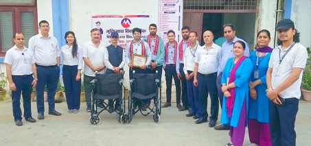 मुक्तिनाथ विकास बैंकद्वारा विभिन्न संस्थालाई ह्विलचेयर हस्तान्तरण