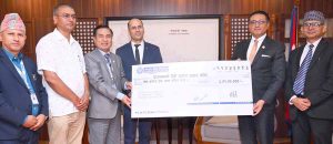 नेपाल बैंकले रसुवा बाढीपीडितका लागि तीन करोड १ लाख आर्थिक सहयोग दियो 