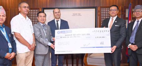 नेपाल बैंकले रसुवा बाढीपीडितका लागि तीन करोड १ लाख आर्थिक सहयोग दियो 
