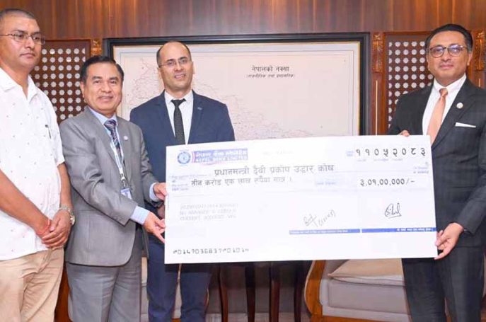नेपाल बैंकले रसुवा बाढीपीडितका लागि तीन करोड १ लाख आर्थिक सहयोग दियो 