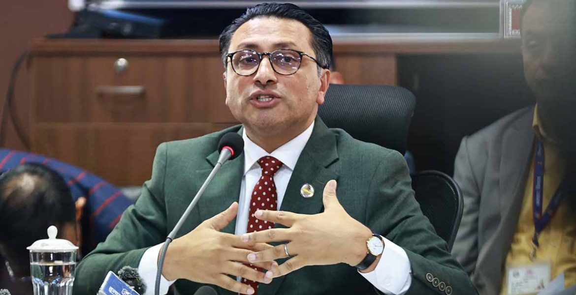 बहुराष्ट्रिय २० ठूला करदाता कम्पनीका प्रतिनिधिसँग छलफल गर्दै अर्थमन्त्री