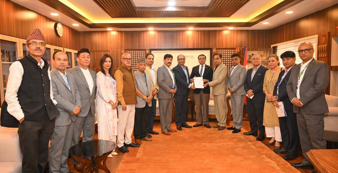 बाढी प्रभावितका लागि निर्जीवन बीमा व्यवसायी संघमा आवद्ध निर्जीवन बीमकहरुले गरे ३ करोड ४७ लाख सहयोग
