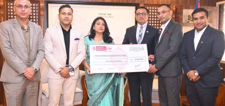 प्रधानमन्त्री दैवी प्रकोप उद्दार कोषमा प्रभु महालक्ष्मी लाइफ इन्स्योरेन्सको एकाउन्न लाख सहयोग