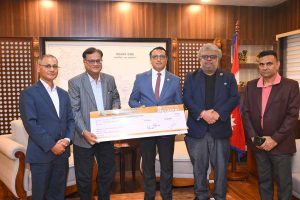 हिमालयन लाइफ इन्स्योरेन्सले  बाढीपीडितका लागि रु. ५१ लाख रुपैयाँ सहयोग