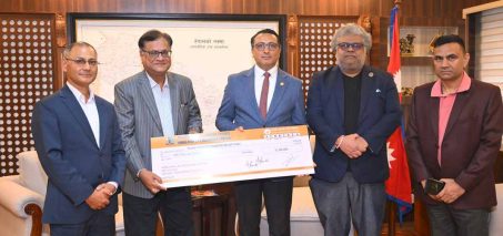 हिमालयन लाइफ इन्स्योरेन्सले  बाढीपीडितका लागि रु. ५१ लाख रुपैयाँ सहयोग