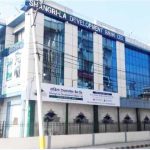 काठमाडौं । सांग्रिला डेभलपमेन्ट बैंकले आफ्नो २२ औँ वार्षिक साधारण सभा डाकेको छ। बैंक सञ्चालक समितिको मंगलबार बसेको बैठकले साधारणसभा आउँदो असोज २२ गते आयोजना गर्ने निर्णय गरेको हो। साधारण सभाले आर्थिक वर्ष २०८२/८३ का लागि प्रस्तावित हाल कायम चुक्तापुँजी ३ अर्ब ७३ करोड ४० लाख ६८ हजार ५०५.५३ रुपैयाँको कुल १०.५२६३ प्रतिशत लाभांश अनुमोदन गर्नेछ। जसमा ४ प्रतिशत बोनस शेयर र ६.५२६३ प्रतिशत नगद लाभांश (करसहित) छन्। बोनस शेयर वितरणपछि चुक्तापुँजी ३ अर्ब ८८ करोड ३४ लाख ३१ हजार २४५.७५ रुपैयाँ पुर्याउने विशेष प्रस्ताव साधारण सभाले पारित गर्नेछ। बोनस शेयर वितरणपछि चुक्तापुँजी वृद्धि हुने भएकोले सोहीबमोजिम प्रबन्धपत्र र नियमावलीमा संशोधन गर्ने प्रस्ताव पनि साधारण सभाले अनुमोदन गर्नेछ। साधारण सभाले प्रबन्धपत्र र नियमावलीमा संशोधन गर्दा नियमनकारी निकायहरुबाट कुनै फेरबदल गर्न निर्देशन भएमा सोहीबमोजिम गर्न सञ्चालक समितिलाई अख्तियारी प्रदान गर्ने विशेष प्रस्ताव अनुमोदन गर्नेछ। साधारण सभाले अन्य बैंक तथा वित्तीय संस्थासँग मर्जरमा जान वा बैंकले अन्य बैंक तथा वित्तीय संस्था प्राप्ति गर्न उपयुक्त देखिएमा सम्पूर्ण प्रक्रिया अगाडि बढाउने अख्तियारी पनि सञ्चालक समितिलाई प्रदान गर्ने प्रस्ताव पारित गर्नेछ। साधारण सभाले गत आर्थिक वर्षको वार्षिक प्रतिवेदन र लेखापरीक्षकको प्रतिवेदन स्वीकृत गर्नुका साथै चालु आर्थिक वर्ष २०८३/८४ का लागि लेखापरीक्षकको नियुक्ति र निजको पारिश्रमिक निर्धारणसम्बन्धी प्रस्ताव अनुमोदन गर्नेछ। लाभांश र साधारण सभा प्रयोजनार्थ बैंकले असोज ८ गतेदेखि असोज २२ गतेसम्म बुक क्लोज गर्ने निर्णय गरेको छ। असोज ८ गतेभन्दा अघिसम्म कायम शेयरधनीहरुमात्रै यो बैंकको लाभांश पाउन र साधारण सभामा भाग लिन योग्य हुनेछन्। साधारण सभा काठमाडौंको गैरीधारास्थित एलिस रिसेप्सनमा बिहान १० बजेबाट सुरु हुनेछ। काठमाडौं । सांग्रिला डेभलपमेन्ट बैंकले आफ्नो २२ औँ वार्षिक साधारण सभा डाकेको छ। बैंक सञ्चालक समितिको मंगलबार बसेको बैठकले साधारणसभा आउँदो असोज २२ गते आयोजना गर्ने निर्णय गरेको हो। साधारण सभाले आर्थिक वर्ष २०८२/८३ का लागि प्रस्तावित हाल कायम चुक्तापुँजी ३ अर्ब ७३ करोड ४० लाख ६८ हजार ५०५.५३ रुपैयाँको कुल १०.५२६३ प्रतिशत लाभांश अनुमोदन गर्नेछ। जसमा ४ प्रतिशत बोनस शेयर र ६.५२६३ प्रतिशत नगद लाभांश (करसहित) छन्। बोनस शेयर वितरणपछि चुक्तापुँजी ३ अर्ब ८८ करोड ३४ लाख ३१ हजार २४५.७५ रुपैयाँ पुर्याउने विशेष प्रस्ताव साधारण सभाले पारित गर्नेछ। बोनस शेयर वितरणपछि चुक्तापुँजी वृद्धि हुने भएकोले सोहीबमोजिम प्रबन्धपत्र र नियमावलीमा संशोधन गर्ने प्रस्ताव पनि साधारण सभाले अनुमोदन गर्नेछ। साधारण सभाले प्रबन्धपत्र र नियमावलीमा संशोधन गर्दा नियमनकारी निकायहरुबाट कुनै फेरबदल गर्न निर्देशन भएमा सोहीबमोजिम गर्न सञ्चालक समितिलाई अख्तियारी प्रदान गर्ने विशेष प्रस्ताव अनुमोदन गर्नेछ। साधारण सभाले अन्य बैंक तथा वित्तीय संस्थासँग मर्जरमा जान वा बैंकले अन्य बैंक तथा वित्तीय संस्था प्राप्ति गर्न उपयुक्त देखिएमा सम्पूर्ण प्रक्रिया अगाडि बढाउने अख्तियारी पनि सञ्चालक समितिलाई प्रदान गर्ने प्रस्ताव पारित गर्नेछ। साधारण सभाले गत आर्थिक वर्षको वार्षिक प्रतिवेदन र लेखापरीक्षकको प्रतिवेदन स्वीकृत गर्नुका साथै चालु आर्थिक वर्ष २०८३/८४ का लागि लेखापरीक्षकको नियुक्ति र निजको पारिश्रमिक निर्धारणसम्बन्धी प्रस्ताव अनुमोदन गर्नेछ। लाभांश र साधारण सभा प्रयोजनार्थ बैंकले असोज ८ गतेदेखि असोज २२ गतेसम्म बुक क्लोज गर्ने निर्णय गरेको छ। असोज ८ गतेभन्दा अघिसम्म कायम शेयरधनीहरुमात्रै यो बैंकको लाभांश पाउन र साधारण सभामा भाग लिन योग्य हुनेछन्। साधारण सभा काठमाडौंको गैरीधारास्थित एलिस रिसेप्सनमा बिहान १० बजेबाट सुरु हुनेछ।