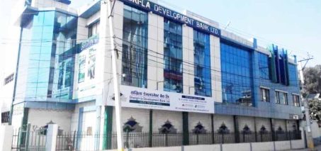 काठमाडौं । सांग्रिला डेभलपमेन्ट बैंकले आफ्नो २२ औँ वार्षिक साधारण सभा डाकेको छ। बैंक सञ्चालक समितिको मंगलबार बसेको बैठकले साधारणसभा आउँदो असोज २२ गते आयोजना गर्ने निर्णय गरेको हो। साधारण सभाले आर्थिक वर्ष २०८२/८३ का लागि प्रस्तावित हाल कायम चुक्तापुँजी ३ अर्ब ७३ करोड ४० लाख ६८ हजार ५०५.५३ रुपैयाँको कुल १०.५२६३ प्रतिशत लाभांश अनुमोदन गर्नेछ। जसमा ४ प्रतिशत बोनस शेयर र ६.५२६३ प्रतिशत नगद लाभांश (करसहित) छन्। बोनस शेयर वितरणपछि चुक्तापुँजी ३ अर्ब ८८ करोड ३४ लाख ३१ हजार २४५.७५ रुपैयाँ पुर्याउने विशेष प्रस्ताव साधारण सभाले पारित गर्नेछ। बोनस शेयर वितरणपछि चुक्तापुँजी वृद्धि हुने भएकोले सोहीबमोजिम प्रबन्धपत्र र नियमावलीमा संशोधन गर्ने प्रस्ताव पनि साधारण सभाले अनुमोदन गर्नेछ। साधारण सभाले प्रबन्धपत्र र नियमावलीमा संशोधन गर्दा नियमनकारी निकायहरुबाट कुनै फेरबदल गर्न निर्देशन भएमा सोहीबमोजिम गर्न सञ्चालक समितिलाई अख्तियारी प्रदान गर्ने विशेष प्रस्ताव अनुमोदन गर्नेछ। साधारण सभाले अन्य बैंक तथा वित्तीय संस्थासँग मर्जरमा जान वा बैंकले अन्य बैंक तथा वित्तीय संस्था प्राप्ति गर्न उपयुक्त देखिएमा सम्पूर्ण प्रक्रिया अगाडि बढाउने अख्तियारी पनि सञ्चालक समितिलाई प्रदान गर्ने प्रस्ताव पारित गर्नेछ। साधारण सभाले गत आर्थिक वर्षको वार्षिक प्रतिवेदन र लेखापरीक्षकको प्रतिवेदन स्वीकृत गर्नुका साथै चालु आर्थिक वर्ष २०८३/८४ का लागि लेखापरीक्षकको नियुक्ति र निजको पारिश्रमिक निर्धारणसम्बन्धी प्रस्ताव अनुमोदन गर्नेछ। लाभांश र साधारण सभा प्रयोजनार्थ बैंकले असोज ८ गतेदेखि असोज २२ गतेसम्म बुक क्लोज गर्ने निर्णय गरेको छ। असोज ८ गतेभन्दा अघिसम्म कायम शेयरधनीहरुमात्रै यो बैंकको लाभांश पाउन र साधारण सभामा भाग लिन योग्य हुनेछन्। साधारण सभा काठमाडौंको गैरीधारास्थित एलिस रिसेप्सनमा बिहान १० बजेबाट सुरु हुनेछ। काठमाडौं । सांग्रिला डेभलपमेन्ट बैंकले आफ्नो २२ औँ वार्षिक साधारण सभा डाकेको छ। बैंक सञ्चालक समितिको मंगलबार बसेको बैठकले साधारणसभा आउँदो असोज २२ गते आयोजना गर्ने निर्णय गरेको हो। साधारण सभाले आर्थिक वर्ष २०८२/८३ का लागि प्रस्तावित हाल कायम चुक्तापुँजी ३ अर्ब ७३ करोड ४० लाख ६८ हजार ५०५.५३ रुपैयाँको कुल १०.५२६३ प्रतिशत लाभांश अनुमोदन गर्नेछ। जसमा ४ प्रतिशत बोनस शेयर र ६.५२६३ प्रतिशत नगद लाभांश (करसहित) छन्। बोनस शेयर वितरणपछि चुक्तापुँजी ३ अर्ब ८८ करोड ३४ लाख ३१ हजार २४५.७५ रुपैयाँ पुर्याउने विशेष प्रस्ताव साधारण सभाले पारित गर्नेछ। बोनस शेयर वितरणपछि चुक्तापुँजी वृद्धि हुने भएकोले सोहीबमोजिम प्रबन्धपत्र र नियमावलीमा संशोधन गर्ने प्रस्ताव पनि साधारण सभाले अनुमोदन गर्नेछ। साधारण सभाले प्रबन्धपत्र र नियमावलीमा संशोधन गर्दा नियमनकारी निकायहरुबाट कुनै फेरबदल गर्न निर्देशन भएमा सोहीबमोजिम गर्न सञ्चालक समितिलाई अख्तियारी प्रदान गर्ने विशेष प्रस्ताव अनुमोदन गर्नेछ। साधारण सभाले अन्य बैंक तथा वित्तीय संस्थासँग मर्जरमा जान वा बैंकले अन्य बैंक तथा वित्तीय संस्था प्राप्ति गर्न उपयुक्त देखिएमा सम्पूर्ण प्रक्रिया अगाडि बढाउने अख्तियारी पनि सञ्चालक समितिलाई प्रदान गर्ने प्रस्ताव पारित गर्नेछ। साधारण सभाले गत आर्थिक वर्षको वार्षिक प्रतिवेदन र लेखापरीक्षकको प्रतिवेदन स्वीकृत गर्नुका साथै चालु आर्थिक वर्ष २०८३/८४ का लागि लेखापरीक्षकको नियुक्ति र निजको पारिश्रमिक निर्धारणसम्बन्धी प्रस्ताव अनुमोदन गर्नेछ। लाभांश र साधारण सभा प्रयोजनार्थ बैंकले असोज ८ गतेदेखि असोज २२ गतेसम्म बुक क्लोज गर्ने निर्णय गरेको छ। असोज ८ गतेभन्दा अघिसम्म कायम शेयरधनीहरुमात्रै यो बैंकको लाभांश पाउन र साधारण सभामा भाग लिन योग्य हुनेछन्। साधारण सभा काठमाडौंको गैरीधारास्थित एलिस रिसेप्सनमा बिहान १० बजेबाट सुरु हुनेछ।