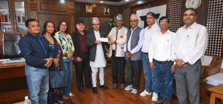 सुवा बाढीपीडितका लागि डिप्लोमा इन्जिनियर्स एशोसियसनको सहयोग, अर्थसचिवलाई हस्तान्तरण