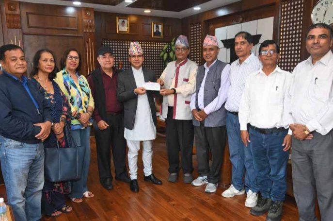 सुवा बाढीपीडितका लागि डिप्लोमा इन्जिनियर्स एशोसियसनको सहयोग, अर्थसचिवलाई हस्तान्तरण